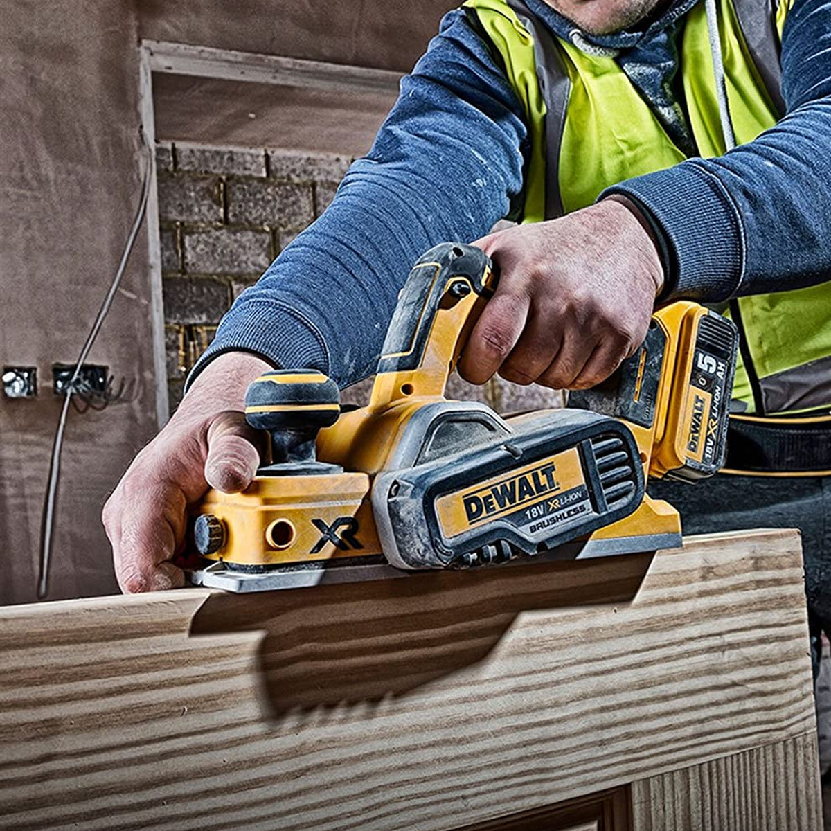 Dewalt DCP580N 18V Cordless Brushless 82mm Planer with 1 x 5.0Ah Battery Charger & Bag - MonkeyTools