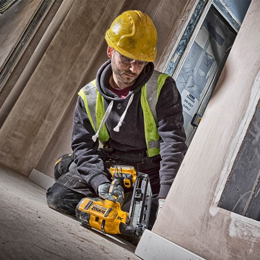 Dewalt DCK2046P2 18V Brushless Twin Pack Nailer with 2 x 5.0Ah Batteries Charger & Bag - MonkeyTools