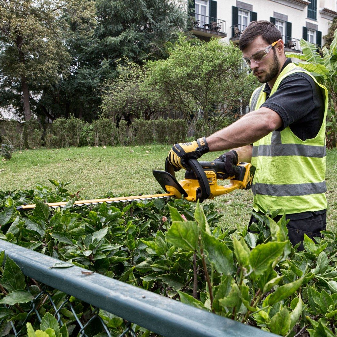 DEWALT DCM563PB-XJ 18V XR CORDLESS HEDGE TRIMMER BODY ONLY - MonkeyTools