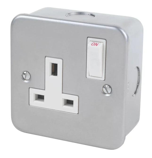 13A 1-GANG SP SWITCHED METAL CLAD SOCKET WITH WHITE INSERTS - MonkeyTools
