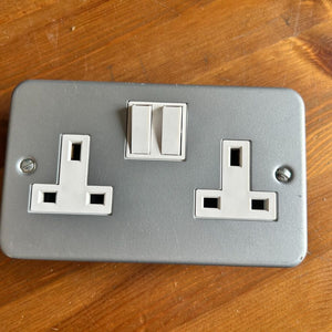 13A 2-GANG SP SWITCHED METAL CLAD SOCKET WITH WHITE INSERTS - MonkeyTools