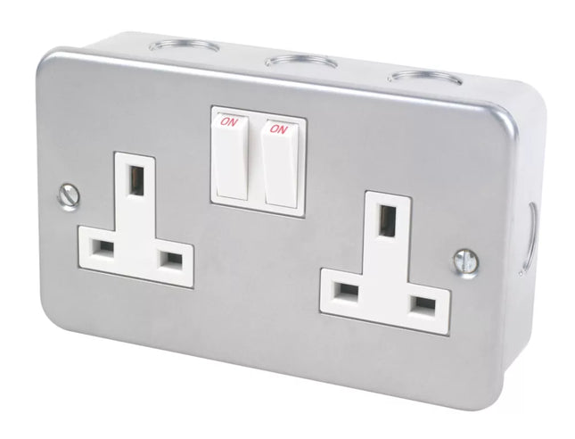 13A 2-GANG SP SWITCHED METAL CLAD SOCKET WITH WHITE INSERTS - MonkeyTools