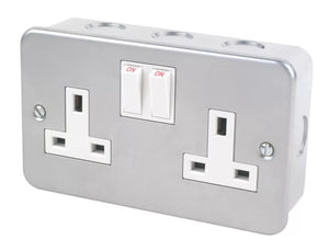 13A 2-GANG SP SWITCHED METAL CLAD SOCKET WITH WHITE INSERTS - MonkeyTools