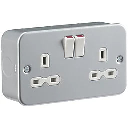 KNIGHTSBRIDGE 13A 2-GANG DP SWITCHED METAL CLAD SOCKET WITH WHITE INSERTS - MonkeyTools