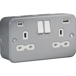 KNIGHTSBRIDGE 13A 2-GANG SP SWITCHED METAL CLAD SOCKET + 4.0A 20W 2-OUTLET TYPE A & C USB CHARGER WITH WHITE INSERTS - MonkeyTools