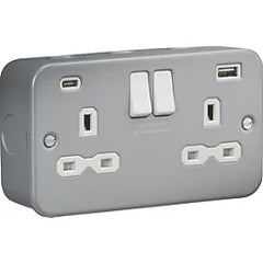 KNIGHTSBRIDGE 13A 2-GANG SP SWITCHED METAL CLAD SOCKET + 4.0A 20W 2-OUTLET TYPE A & C USB CHARGER WITH WHITE INSERTS