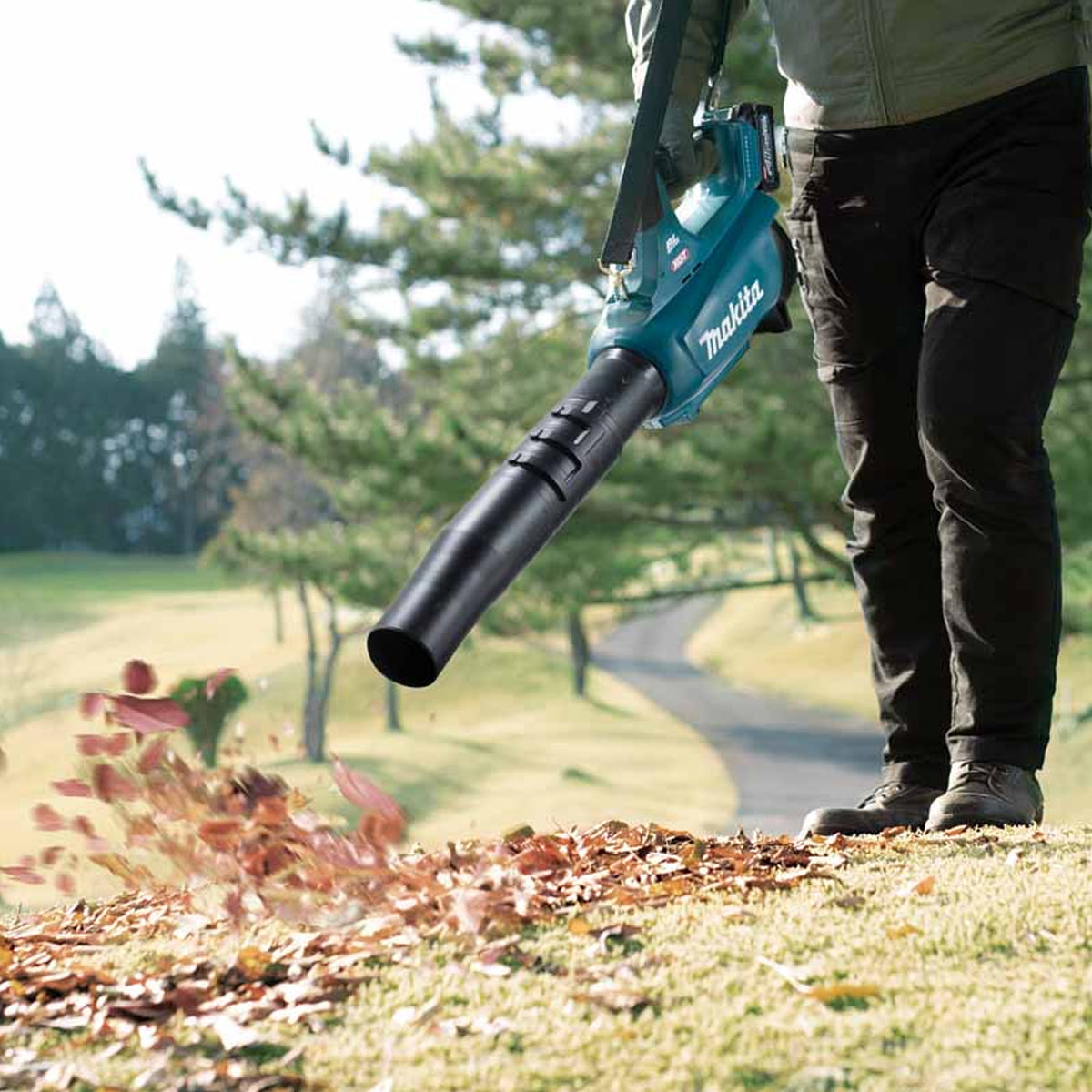 Makita UB001GD202 40V XGT Brushless Blower with 2 x 2.5Ah Batteries & Charger - MonkeyTools