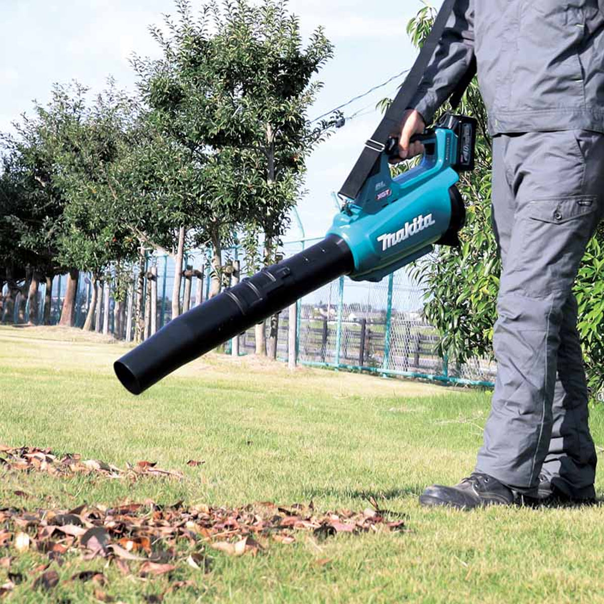 Makita UB001GD202 40V XGT Brushless Blower with 2 x 2.5Ah Batteries & Charger - MonkeyTools