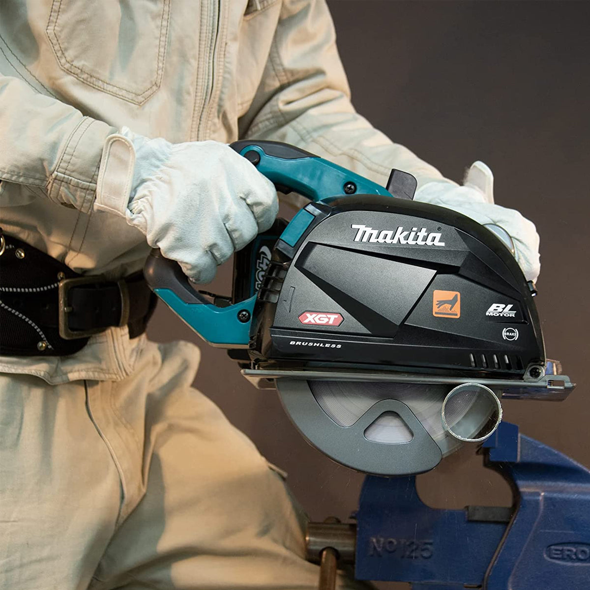 Makita CS002GD201 40V XGT Brushless 185mm Metal Cutter With 2 x 2.5Ah Battery Charger & Type 4 Case - MonkeyTools