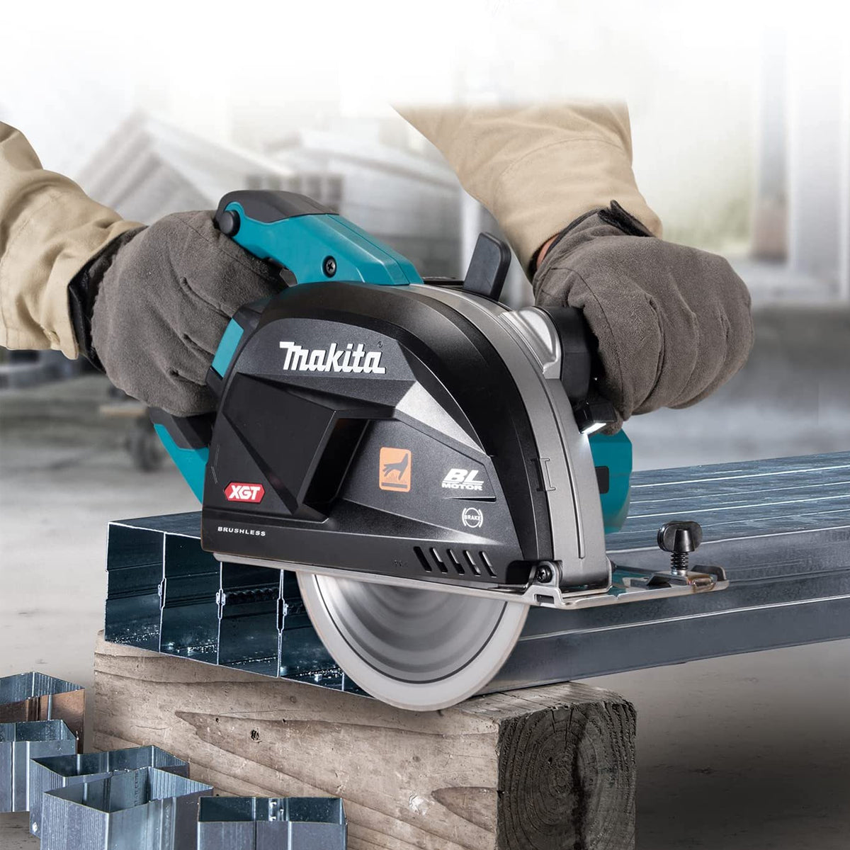 Makita CS002GD201 40V XGT Brushless 185mm Metal Cutter With 2 x 2.5Ah Battery Charger & Type 4 Case - MonkeyTools