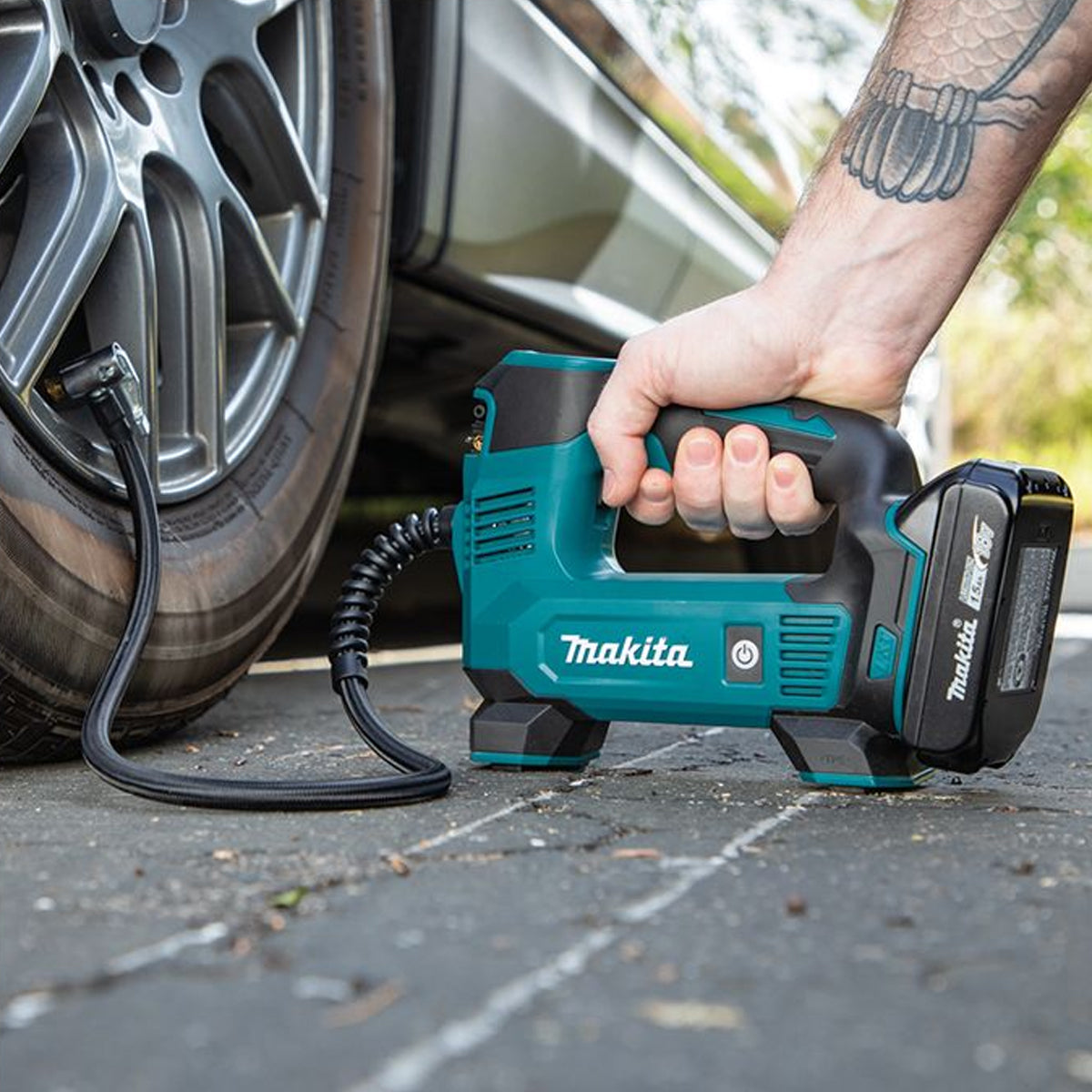 Makita DMP180Z 18V Inflator Pump with 1 x 5.0Ah Battery Charger & Tool Bag - MonkeyTools
