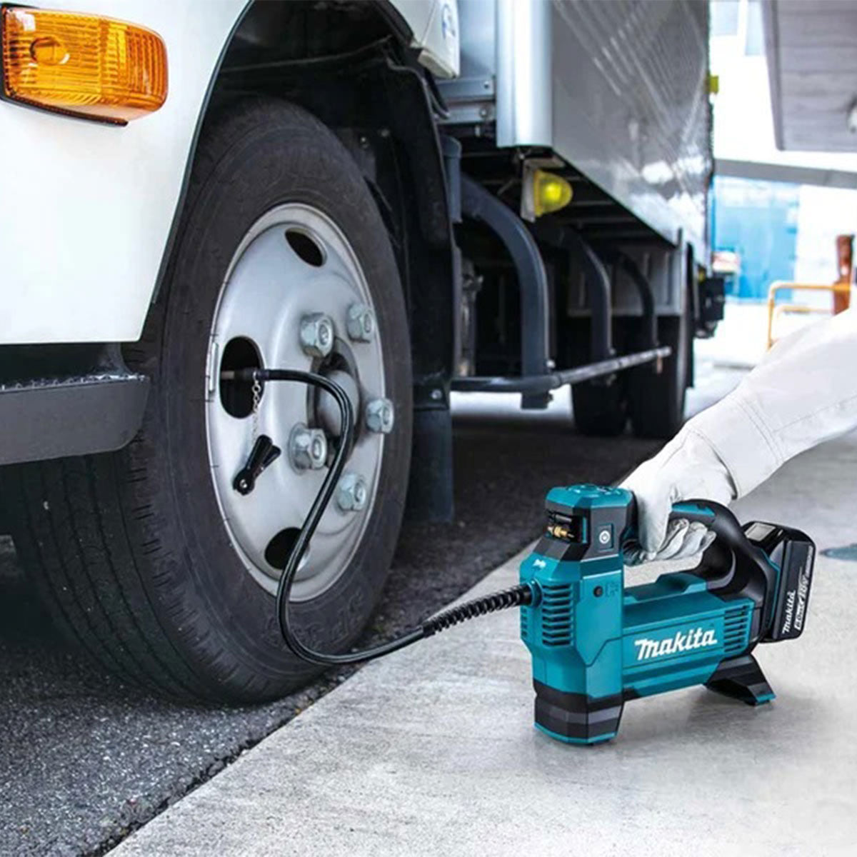 Makita DMP181Z 18V Inflator Pump with 1 x 5.0Ah Battery & Charger - MonkeyTools
