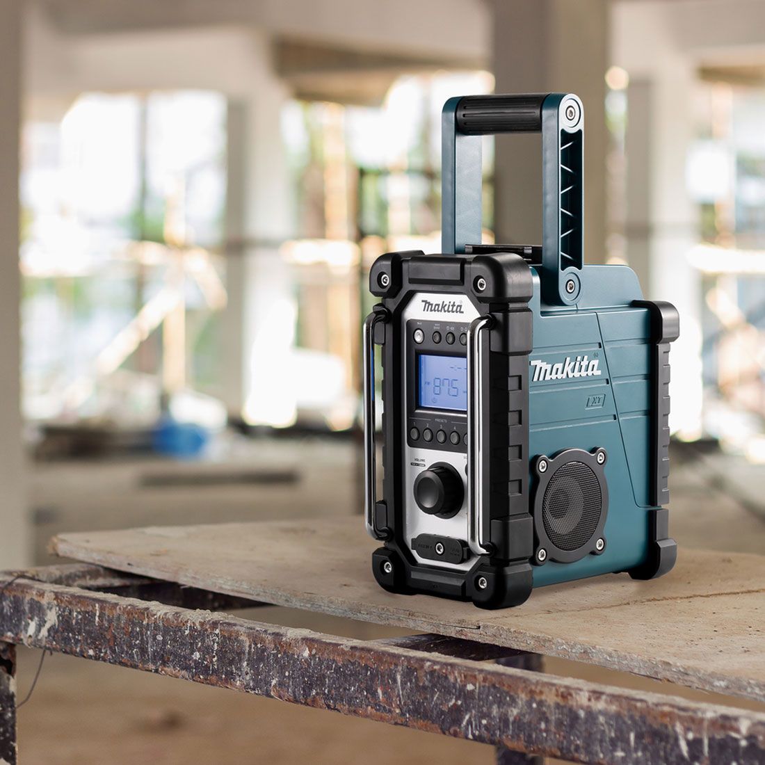 Makita DMR116 14.4/18V AM/FM Jobsite Radio With 1 x 5.0Ah Battery & Charger - MonkeyTools