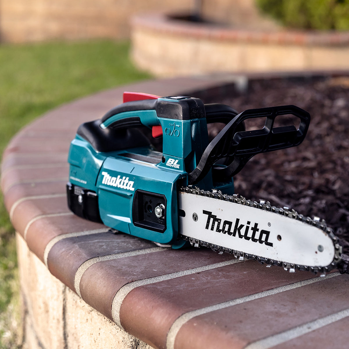 Makita DUC254RT 18V Brushless Chainsaw 25cm with 1 x 5.0Ah Battery & Charger - MonkeyTools