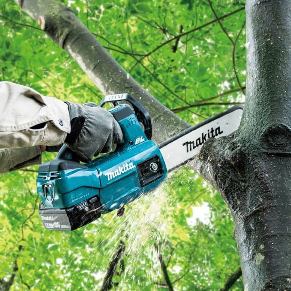 Makita DUC254RT 18V Brushless Chainsaw 25cm with 1 x 5.0Ah Battery & Charger - MonkeyTools
