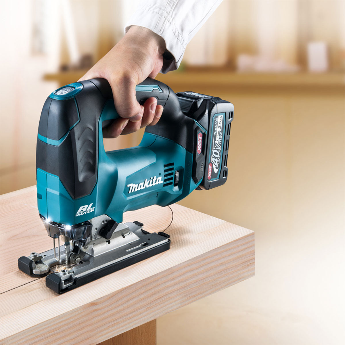 Makita JV002GZ01 40V Brushless Jigsaw with 1 x 2.5Ah Battery & Charger - MonkeyTools