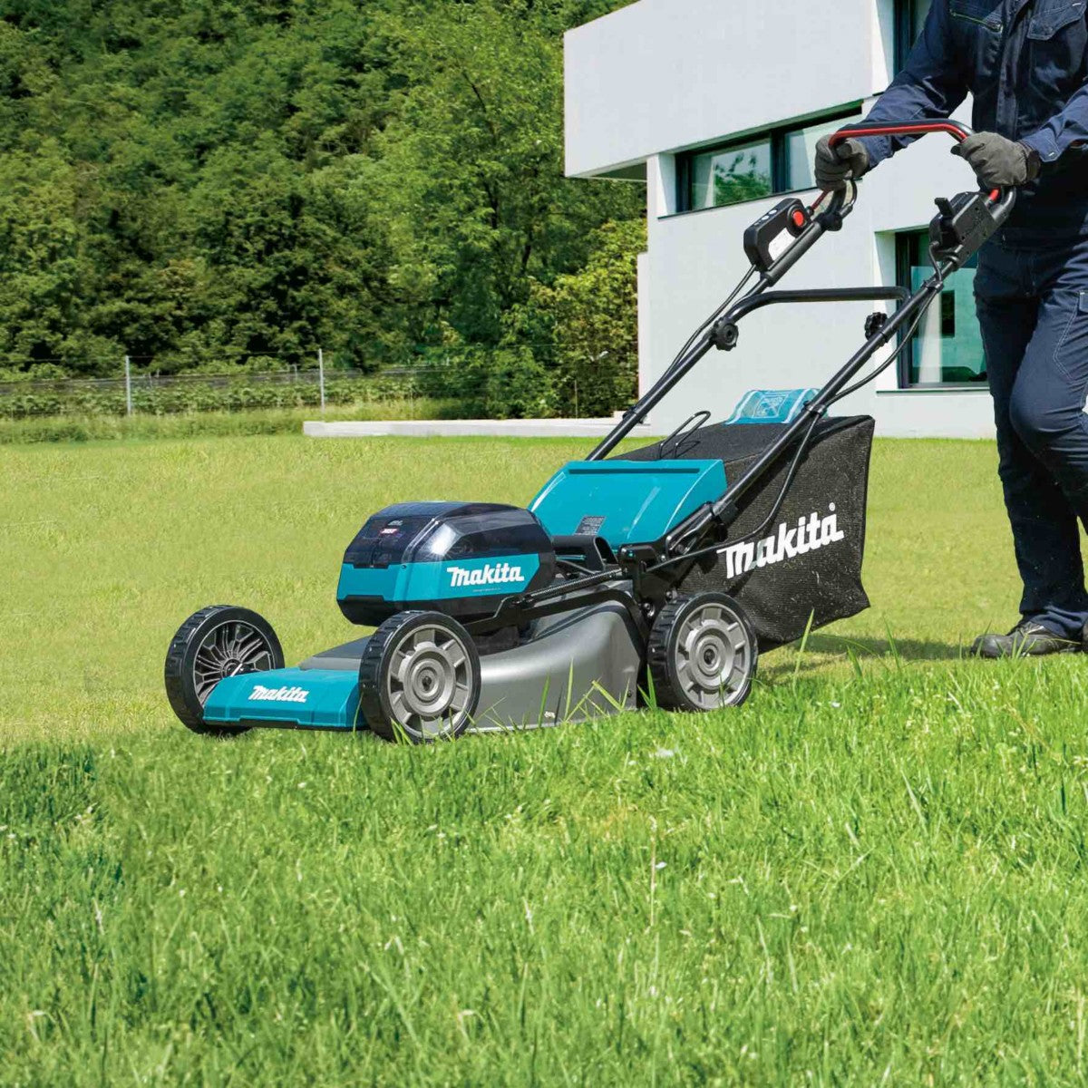 Makita LM001GT204 40Vmax XGT Brushless Lawnmower with 2 x 5.0Ah Battery & Charger - MonkeyTools