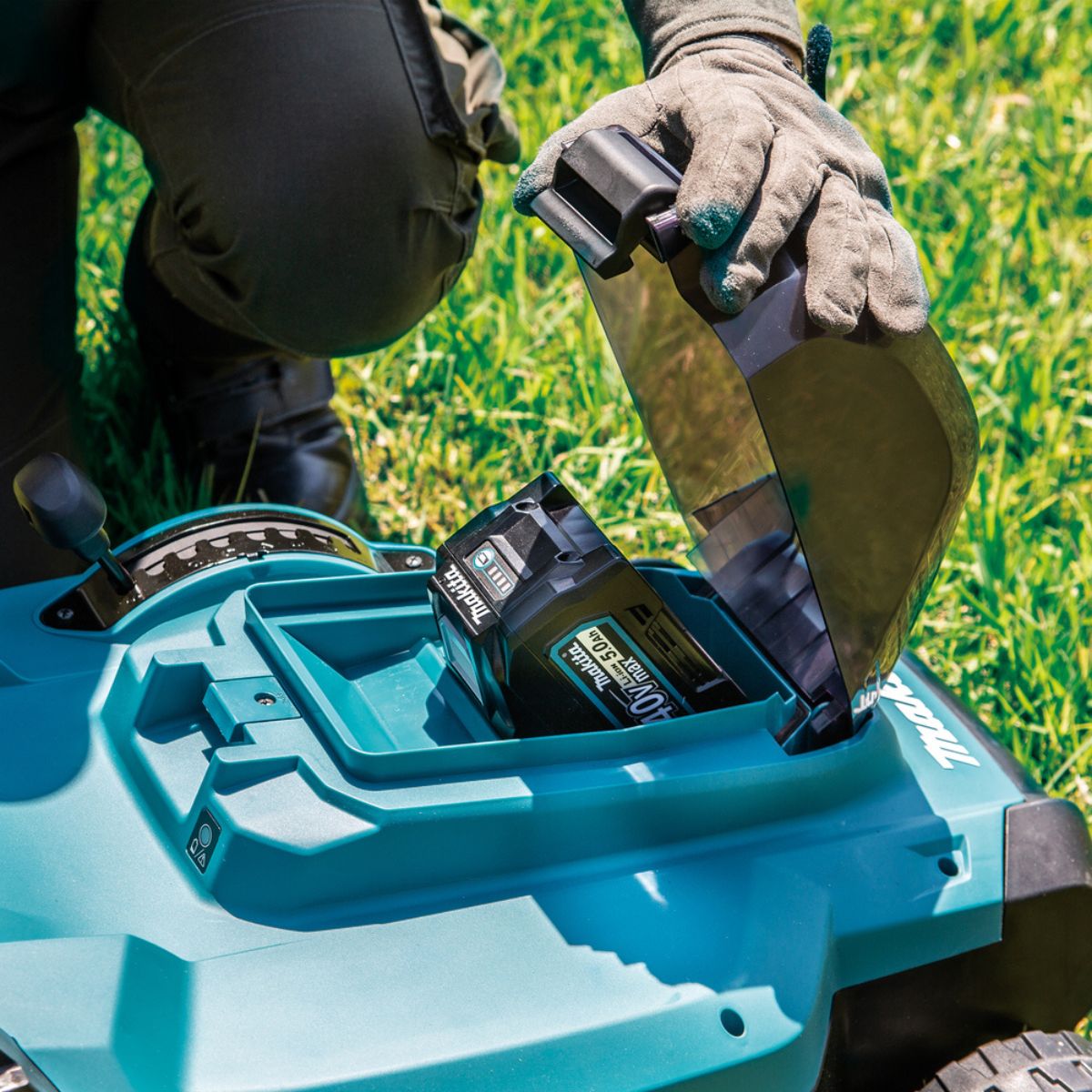 Makita LM004GM103 40Vmax XGT Brushless 430mm (17") Lawn Mower With 1 x 4.0Ah Battery & Charger - MonkeyTools