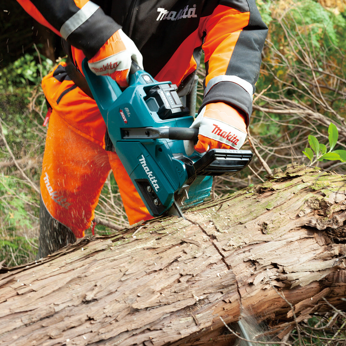 Makita UC011GT201 40VMAX XGT Brushless 350mm Chainsaw with 2 x 5.0Ah Battery & Charger - MonkeyTools