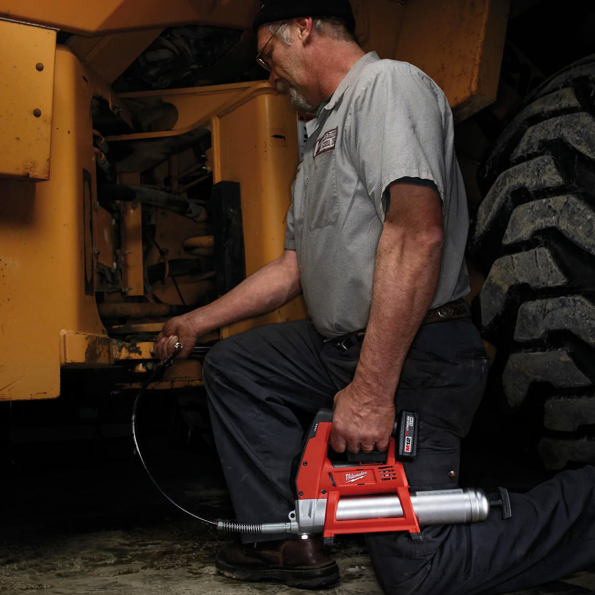Milwaukee M12GG-0 12V Cordless Grease Gun with 2 x 4.0Ah Batteries & Charger in Bag - MonkeyTools