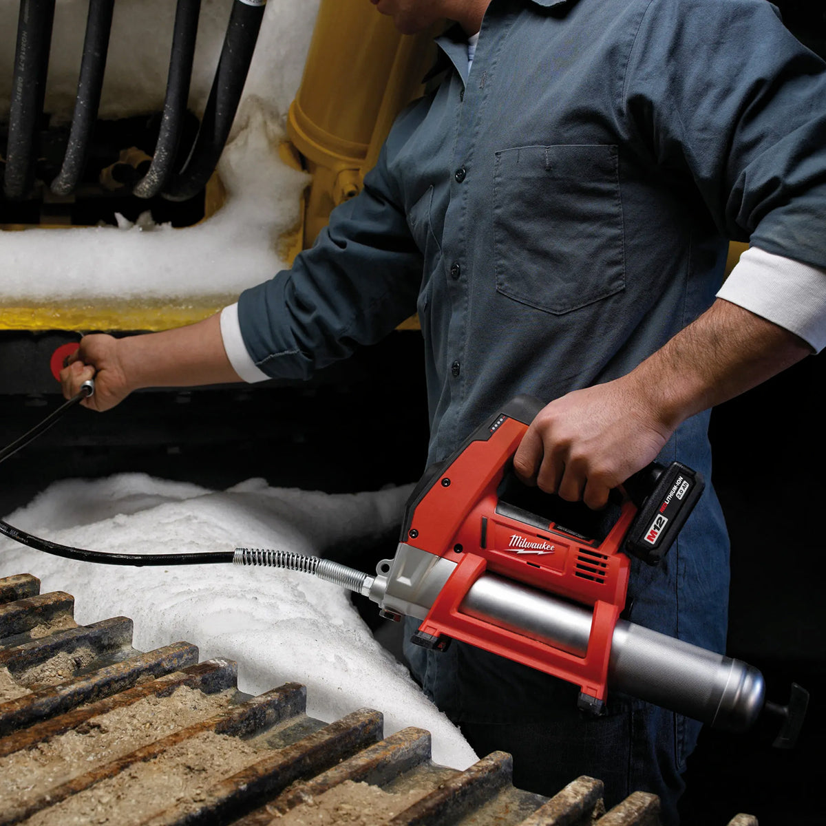 Milwaukee M12GG-0 12V Cordless Grease Gun with 2 x 4.0Ah Batteries & Charger in Bag - MonkeyTools