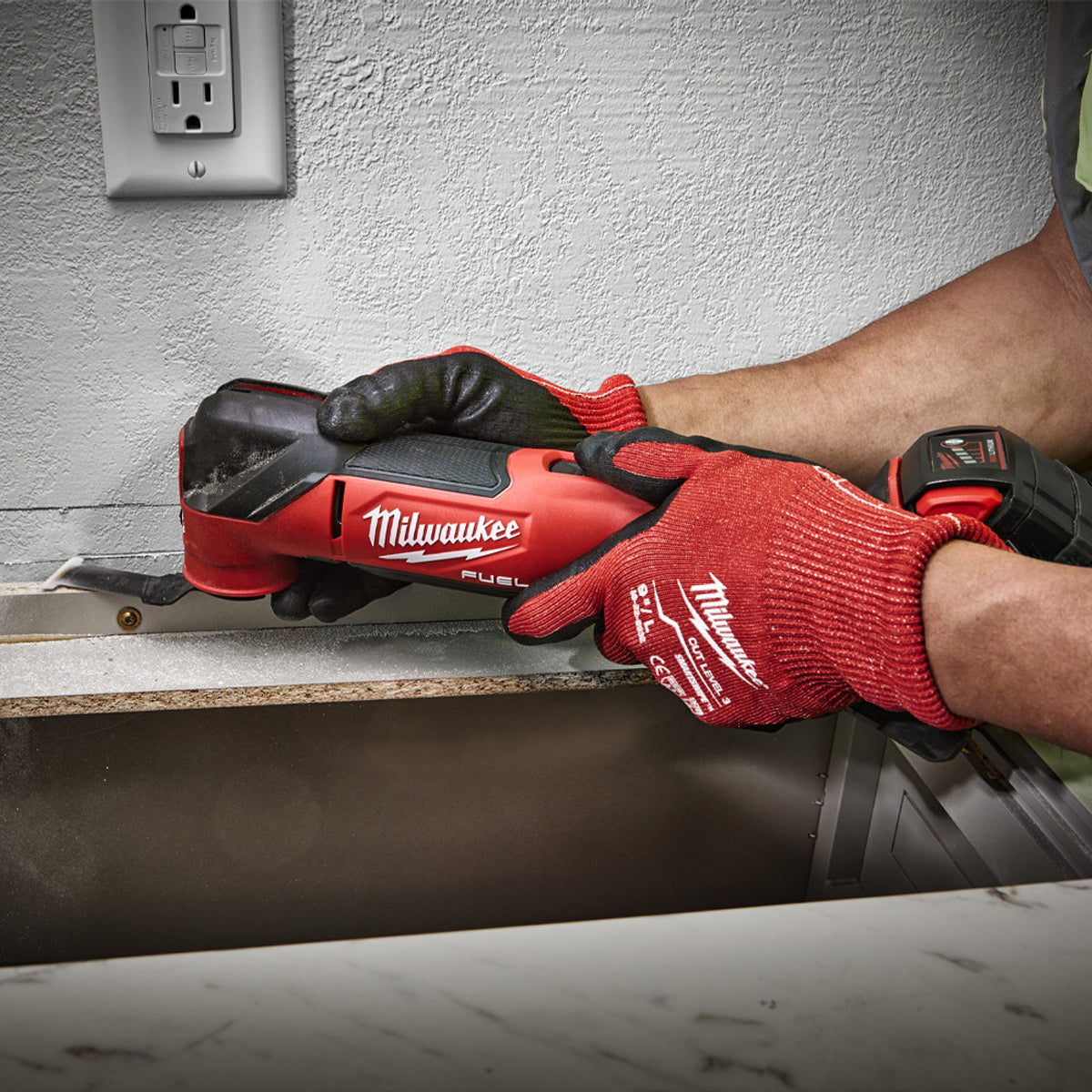 Milwaukee M18FMT-0 18V Oscillating Multi-Tool 1 x 5.0Ah Battery Charger & 39 Piece Accessories Set - MonkeyTools
