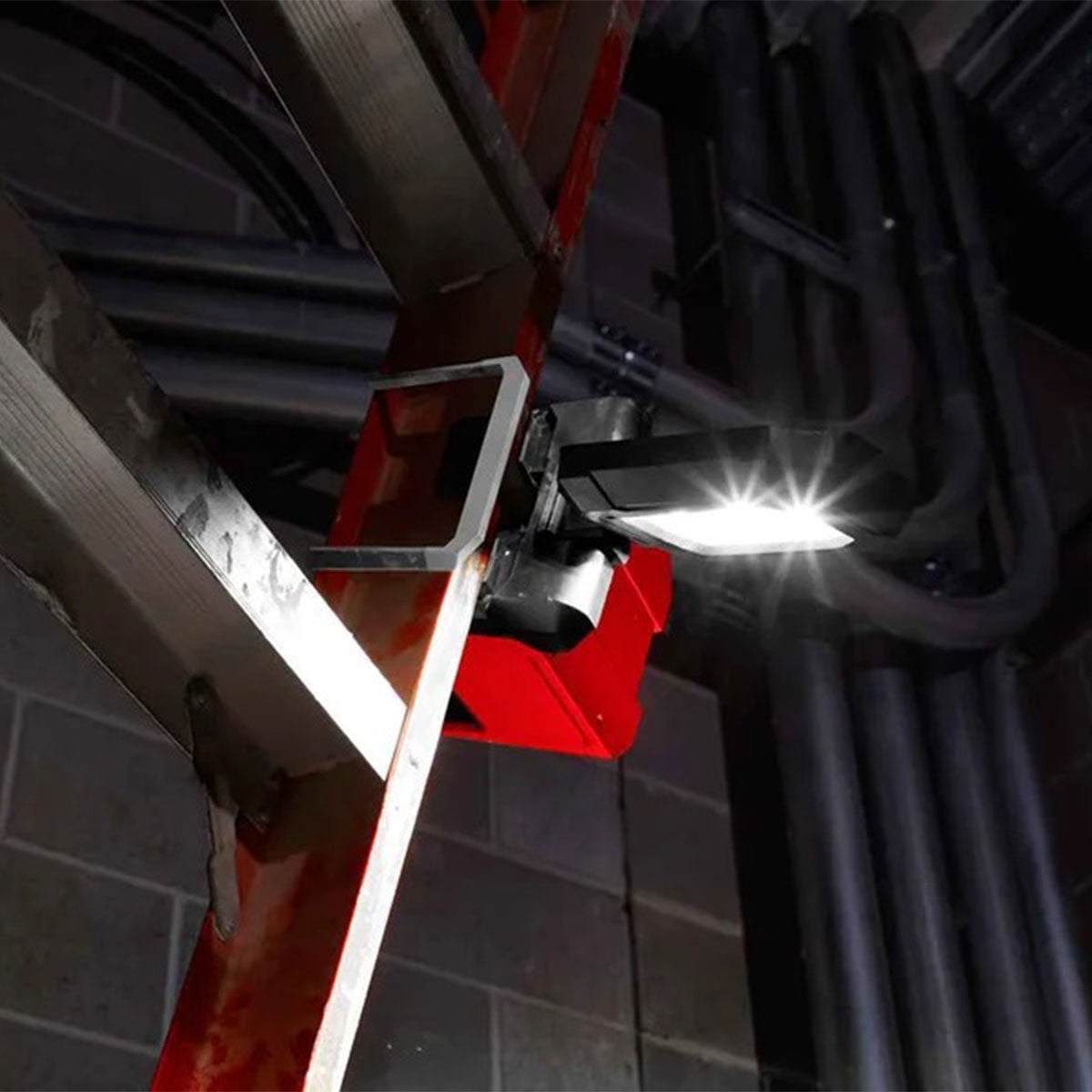 Milwaukee M18PAL-0 18V Pivoting Area Light with 1 x 5.0Ah Battery & Charger - MonkeyTools