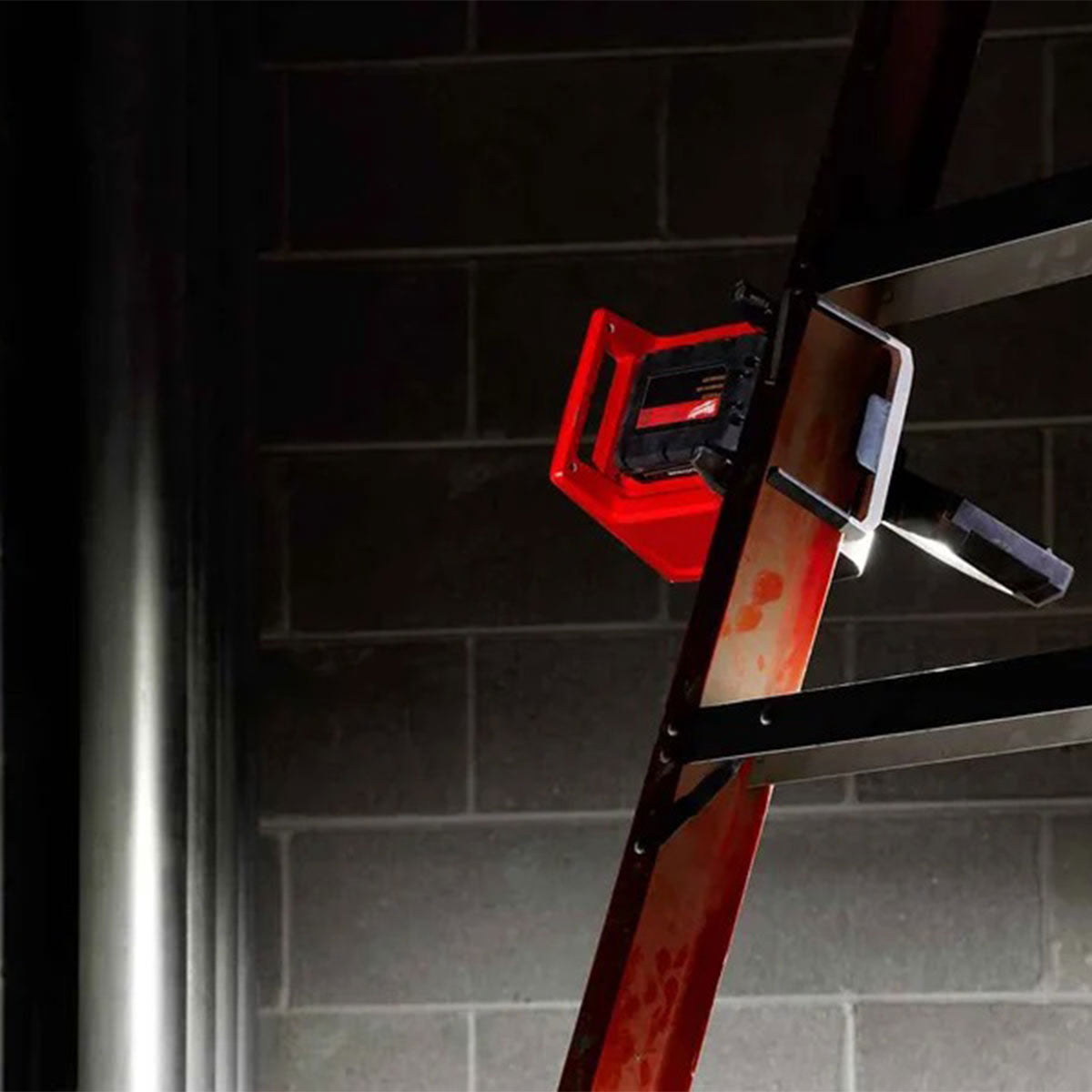 Milwaukee M18PAL-0 18V Pivoting Area Light with 1 x 5.0Ah Battery & Charger - MonkeyTools