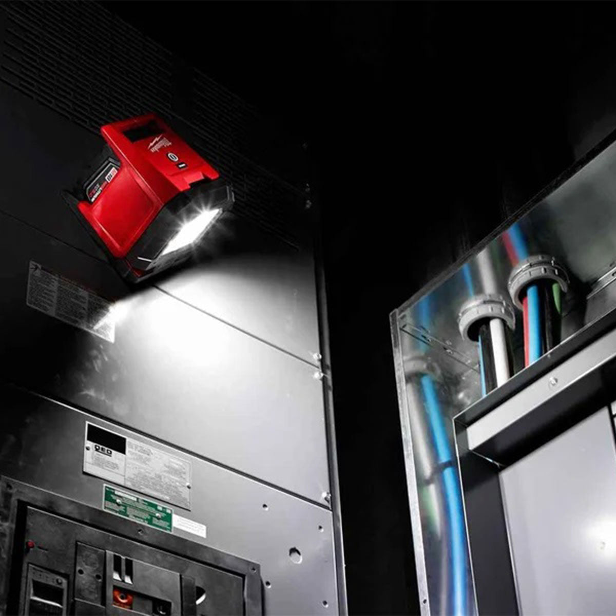 Milwaukee M18PAL-0 18V Pivoting Area Light with 1 x 5.0Ah Battery & Charger - MonkeyTools