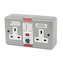 MK 13A 2-GANG DP SWITCHED METAL CLAD ACTIVE PLUG SOCKET WITH WHITE INSERTS - MonkeyTools